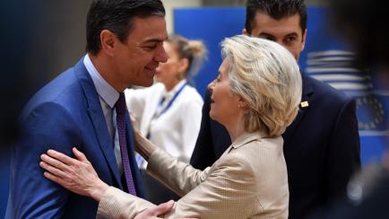 President of the European Commission Ursula von der Leyen (R) greets Spain's Prime Minister Pedro Sanchez ahead of EU leaders extraordinary meeting to discuss Ukraine, defence and energy in Brussels, on May 31, 2022. (Photo by JOHN THYS / AFP) (...
