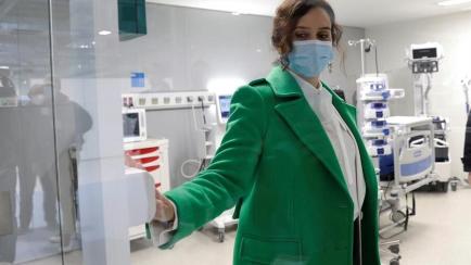 La presidenta de la Comunidad de Madrid, Isabel Díaz Ayuso, este martes 1 de diciembre en el Hospital Enfermera Isabel Zendal.