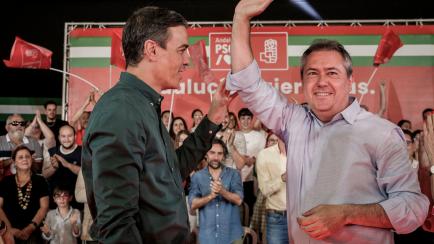 El presidente del Gobierno, Pedro Sánchez (i), y el candidato socialista a la Presidencia de la Junta de Andalucía, Juan Espadas.