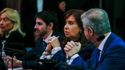 La expresidenta argentina y actual senadora Cristina Fernández (c) asiste este martes a los tribunales federales de Buenos Aires (Argentina), para el comienzo del primer juicio en su contra por supuesta corrupción. EFE