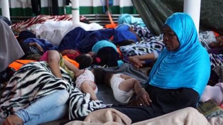 Parte de los migrantes rescatados por el Open Arms, en la cubierta del buque.