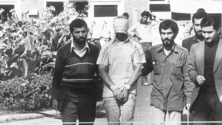Un grupo de estudiantes iraníes muestra a la multitud a un rehén estadounidense retenido en la embajada de Estados Unidos en Teherán el 8 de noviembre de 1979.
