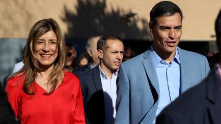 Pedro Sánchez, el candidato socialista, y su esposa, Begoña Gómez, al salir del colegio electoral. 