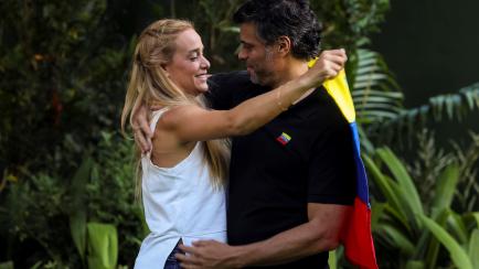 Leopoldo López abraza a su esposa, Lilian Tintori, en la embajada española en Venezuela. 