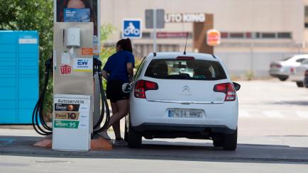 Una mujer repostando en una gasolinera madrileña.