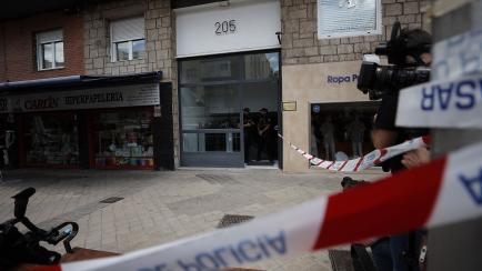 MADRID, SPAIN - JUNE 20: Police carry out investigation at the crime scene after 3 killed in a gunman attack at an apartment located on Calle de Serrano in Madrid, Spain on June 20, 2022. (Photo by Burak Akbulut/Anadolu Agency via Getty Images)