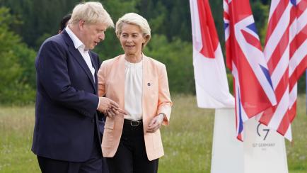El primer ministro de Reino Unido, Boris Johnson, y la presidenta de la Comisión Europea, Ursula von der Leyen, tras posar la para la foto de familia del G7 en Schloss Elmau, Alemania, el pasado junio.