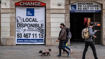 BARCELONA, SPAIN - 2021/01/18: A commercial premises closed to the public is seen in the carrer del Portal de l'Angel.
The increase in Covid-19 infections continues in Barcelona. The latest regulations that force the total closure of shops durin...