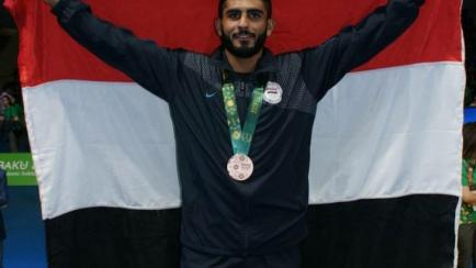 Helal, posando con una medalla y la bandera de su país, en una imagen de Acnur. 