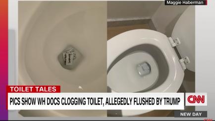 Captura de la CNN, con las supuestas notas de Trump en el wc.