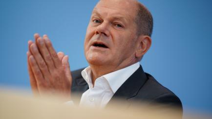 Berlin (Germany), 11/08/2022.- German Chancellor Olaf Scholz gestures during the beginning of a press conference at the Federal Press Conference (Bundespressekonferenz) in Berlin, Germany, 11 August 2022. The traditional media briefing, about cu...