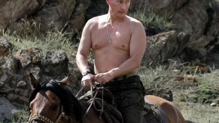 Putin, sin camisa, a lomos de un caballo.