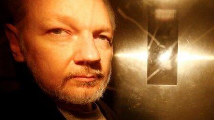 IMAGEN DE ARCHIVO: El fundador de WikiLeaks, Julian Assange, deja corte en Londres tras ser sentenciado.