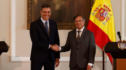 El presiden de España, Pedro Sánchez, y el presidente de Colombia, Gustavo Petro, este miércoles en Bogotá (Colombia).