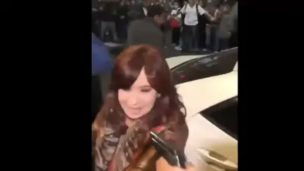 Captura de uno de los vídeos que muestra la pistola cerca de la cabeza de Cristina Fernández.