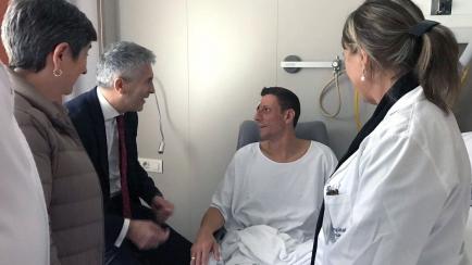 El ministro Grande-Marlaska, visitando a policías heridos en un hospital de Barcelona. 