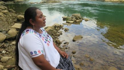 Mujer indígena q'ueqchi junto al río Cahabón en Guatemala.