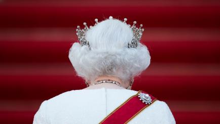 FILE - In this June 24, 2015 file photo Britain's Queen Elizabeth II arrives for an official state dinner, in front of Germany's President Joachim Gauck's residence Bellevue Palace in Berlin.  Queen Elizabeth II, Britainâs longest-reigning ...