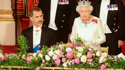Foto de archivo del rey Felipe VI y la reina de Inglaterra, Isabel II.