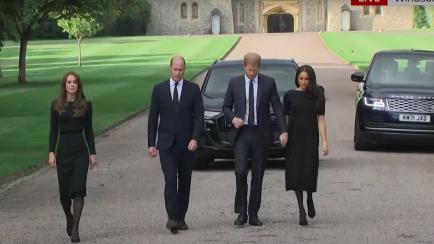 Guillermo y Harry, hijos de Carlos III, acompañados de Kate y Megan, en Windsor.