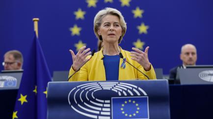 La presidenta de la ComisiÃ³n Europea, Ursula von der Leyen, gesticula mientras habla sobre Ucrania en el Parlamento Europeo, en Estrasburgo, Francia, el 14 de septiembre de 2022. (AP Foto/Jean-Francois Badias)