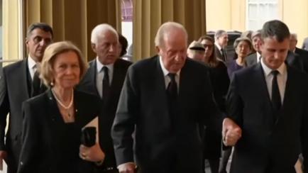 Juan Carlos I y Sofía llegan juntos a la recepción de Carlos III en Buckingham Palace.