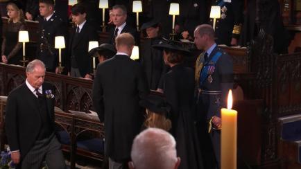 Parte de la familia real británica yendo a sentarse.