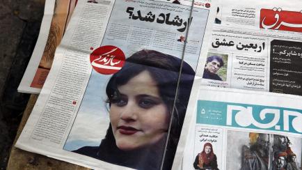 Portadas de periódicos con la imagen de Mahsa Amini.