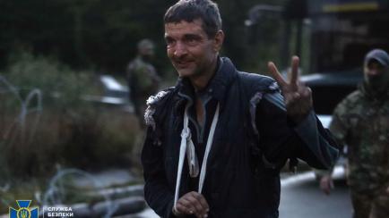 Mykhailo Dianov, combatiente de Azovstal, gesticula con el signo de la victoria tras ser liberado junto a otros 214 prisioneros del cautiverio ruso.