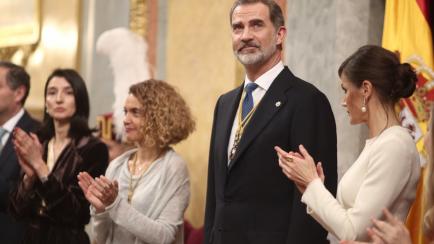 Felipe VI y Letizia, junto a Meritxell Batet, presidenta del Congreso, y Pilar Llop, por entonces presidenta del Senado, en un acto en la Cámara Baja en 2020