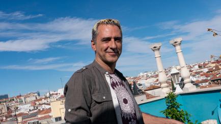 El actor y presentador Javi Martín, en la terraza de su casa.