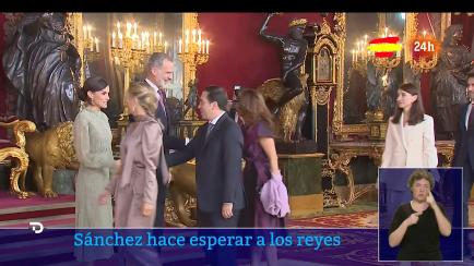 Yolanda Díaz pasa por el besamanos y saluda a los reyes.