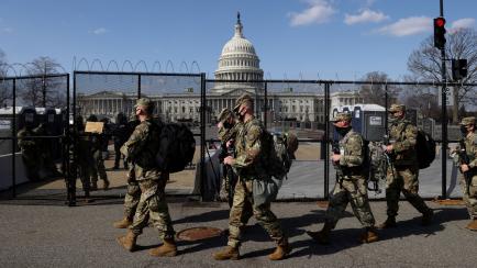 Miembros de la Guardia Nacional, apostados en los alrededores del Capitolio, aún rodeado de vallas.