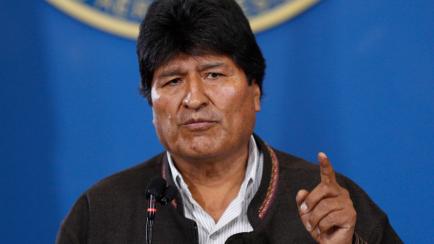 El presidente de Bolivia, Evo Morales, habla durante una conferencia de prensa en el aeropuerto militar de El Alto, Bolivia, el sábado 9 de noviembre de 2019. La policía de tres de las ciudades más importantes de Bolivia se retiró a sus cuar...