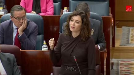 Isabel Díaz Ayuso llama "mentiroso" a Sánchez en la Asamblea de Madrid.