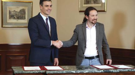 El presidente del Gobierno español en funciones, el socialista Pedro Sánchez, y el líder de Podemos, Pablo Iglesias.