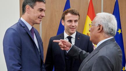 El jefe del Gobierno español, Pedro Sánchez, y el primer ministro portugués, António Costa, conversan con el presidente galo, Emmanuel Macron.