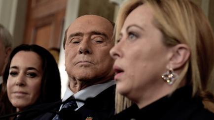 Giorgia Meloni bajo la mirada de su 'socio' Silvio Berlusconi
