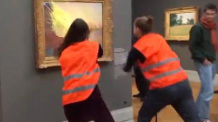 Activistas lanzan puré de patata contra un cuadro del pintor francés Claude Monet.