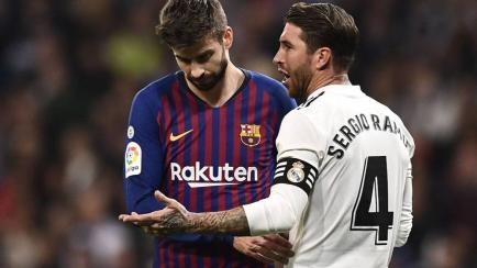 Piqué y Ramos en un clásico entre el Real Madrid y el Barça