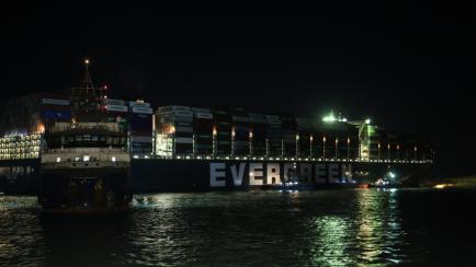 El buque 'Ever Given', desencallado parcialmente tras seis días bloqueando el Canal de Suez.