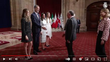 La familia real saluda a los premiados en los princesa de Asturias.