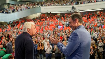El secretario general del PSOE y presidente del Gobierno, Pedro Sánchez, y el exsecretario general y expresidente del Gobierno, Felipe González.