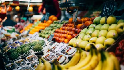 Puesto de frutas en un mercado.