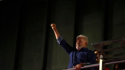 Lula da Silva saluda a sus simpatizantes tras su triunfo en las elecciones en Brasil.