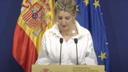 Yolanda Díaz se emociona al retirarle a Franco la medalla al mérito del trabajo