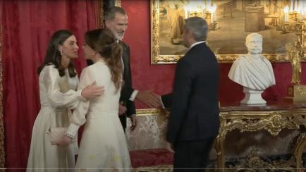 Momento del saludo entre los reyes y el presidente de Paraguay y su esposa.