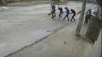 Captura del video de Youtube donde se ve a civiles ucranianos conducidos por soldados rusos a un centro de detención y torturas.