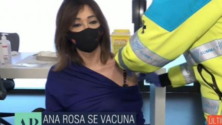 Ana Rosa Quintana se vacuna en directo.