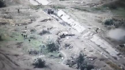 Un fotograma del vídeo de los soldados rusos huyendo.